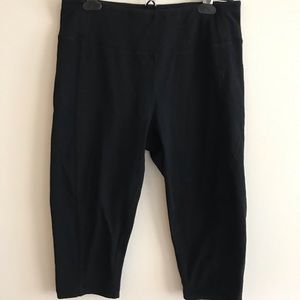 Black cloth running capris